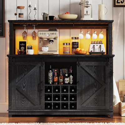 Armoire à café avec prise de courant et lumière DEL, grande huche de cuisine de ferme de 55 po avec porte de grange coulissante, armoires de bar hautes avec tiroirs de rangement et porte-verres à vin, armoire de buffet pour la cuisine du salon, noir