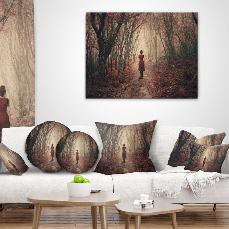 Photographie, femme dans un forêt givrée, 16 po x 1 po, Coussin décoratif