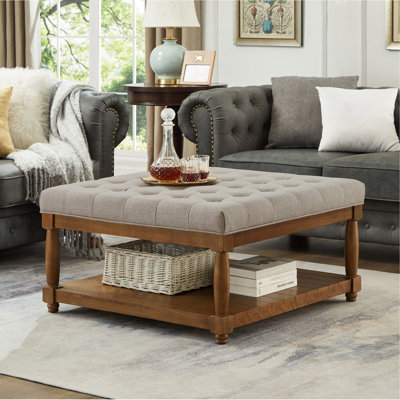 Grande table basse carrée avec repose-pieds en lin capitonné et grand repose-pieds avec tablette en bois massif