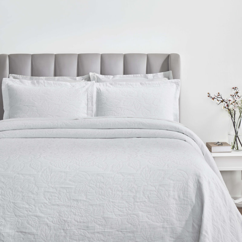 Hibiscus 100% Cotton Dual-Tone Matelassé Floral Bedspread Set , King+ 2 King Shams, White