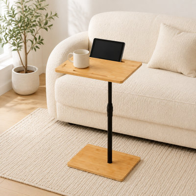 Table d'appoint en bambou en forme de C, hauteur réglable, avec plateau intégré.