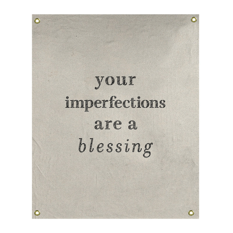 Tapisserie citation d’imperfections écrites en polyester, H 36 po x l 26 po, Blanc / Noir