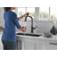 Robinet de cuisine à poignée simple sans contact Stryke avec technologie Delta VoiceIQ et avec accessoires-62376492