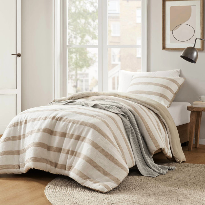 Couette 2 places (lit simple/lit simple XL) à rayures teintées, tons neutres, ambiance décontractée, confort optimal, microfibre, indice de chaleur standard 100, entretien facile, taupe