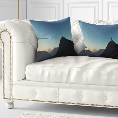 Homme regardant de la montagne - coussin à imprimé paysage