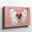 Art mural, papillon sur fond rose terre cuite, ailes simples-674287982