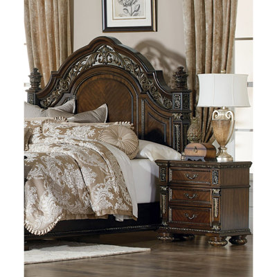 Table de chevet de style formel en cerisier foncé avec 3 tiroirs et ornements dorés pour la chambre à coucher