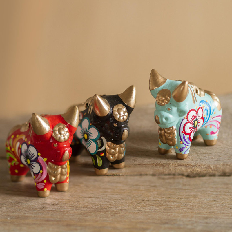 Figurine en céramique little pucara bull Inigo