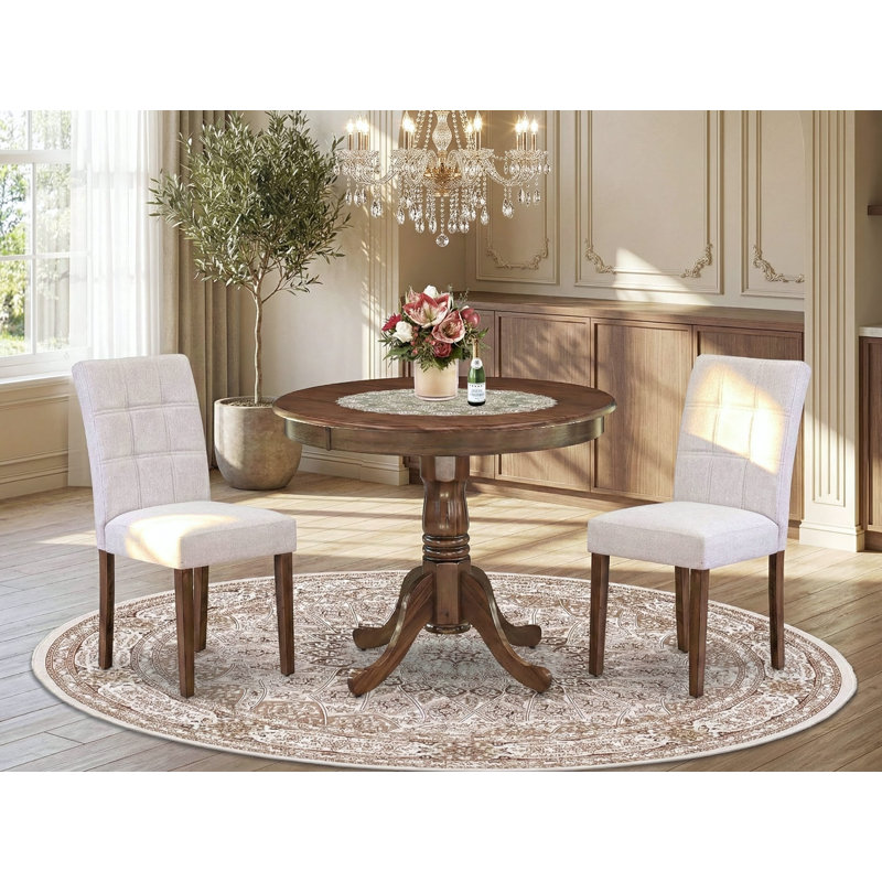 L'ensemble de table de salle à manger 3 pièces contient une table moderne et 2 chaises rembourrées en tissu de polyester beige brume, noyer antique