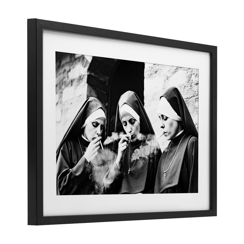 «Smoking Nuns Rebellion», reproduction sous verre encadrée, design par Decent Exposures, H 14 po x l 20 po, Cadre noir minuit
