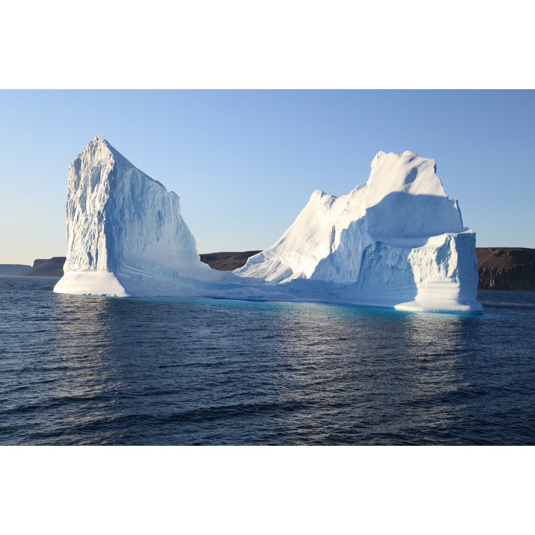 Geformter Eisberg vor Cape Ricketts, Devon Island, Nunavut, Kanada.