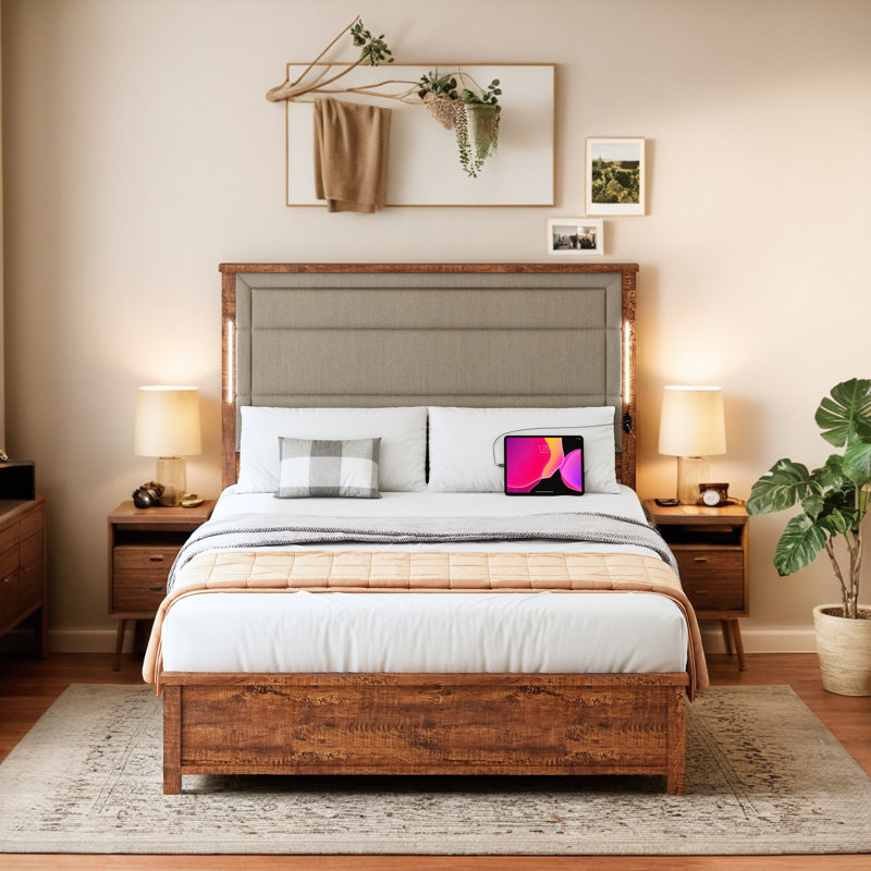 Structure de lit Wrought Studio ™ avec tête de lit haute et 4 tiroirs de rangement et ports USB, gris, Grand