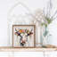 Vache blanche avec couronne de fleurs blanche