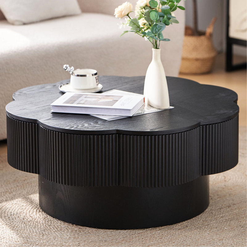 Table basse de 79 cm (31,02 po) inspirée des fleurs, noire, avec un design cannelé, une texture naturelle sur le plateau, idéale pour le bureau, avec un espace de rangement dissimulé et un piètement en forme de fleur de prunier. Placage en bois, idéal pour le salon. Grand piétement.