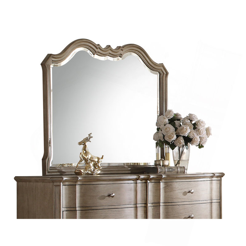 Miroir sophistiqué à bords biseautés pour des pièces élégantes et spacieuses