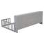 Lit simple au sol avec bibliothèque de chevet, tablettes et garde-corps, conception peu encombrante pour les enfants, structure en bois gris durable-1086317931-1086317930