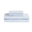 Literie simple bleue / grise avec édredon à rayures. . Comprend l'édredon, les taies décoratives, les draps et les taies d'oreiller. Convient à un matelas de 14 po ou moins. Lavable à la machine. Draps de lit élégants. Tissu. Rembourrage.
