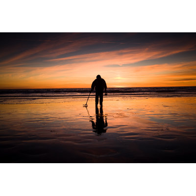 «Man with Metal Detector» par Halbergman