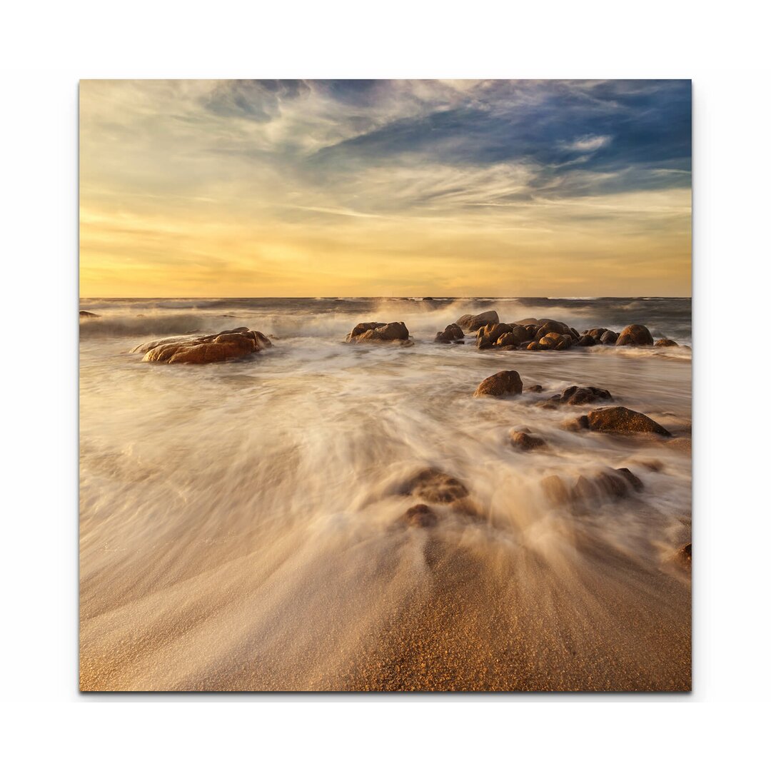 Leinwandbild Steiniger Strand im Sonnenschein