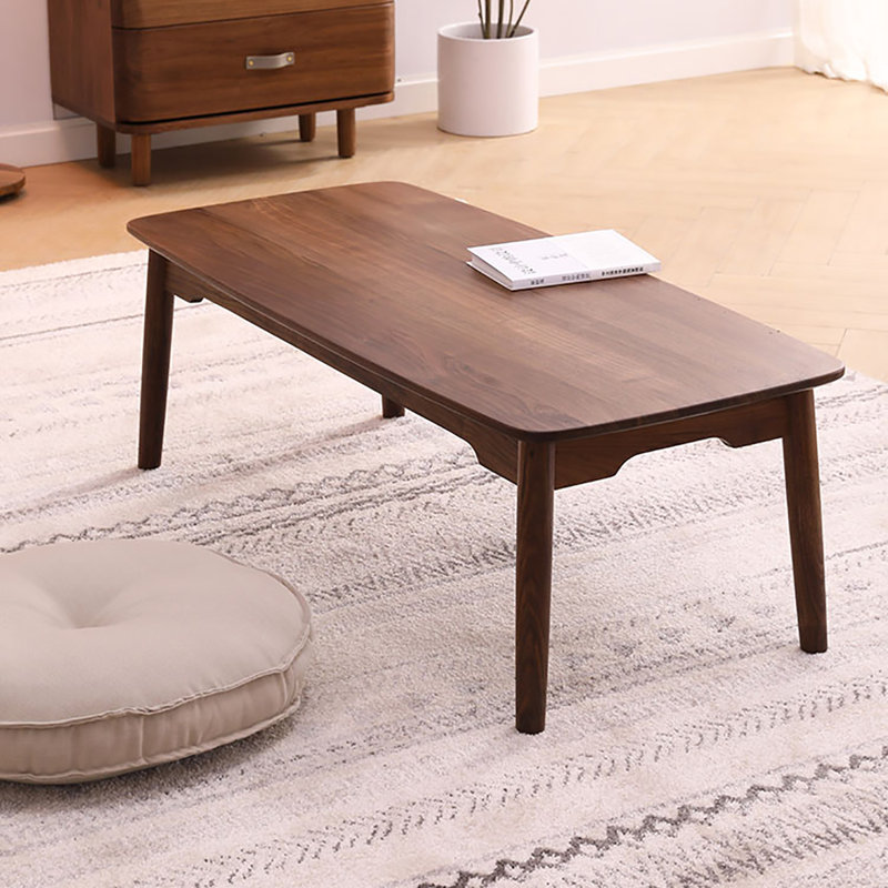 Table basse à quatre pieds en bois massif