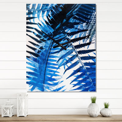 Horloge murale rétro «Blue Ferns On White III - Abstract Botanicals»