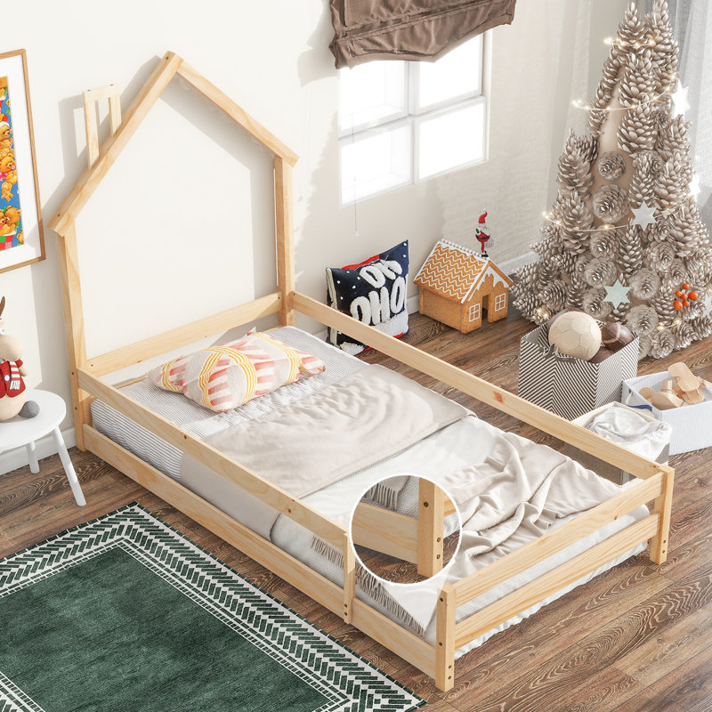 Lit simple en bois avec tête de lit en forme de maison et clôtures, Naturel
