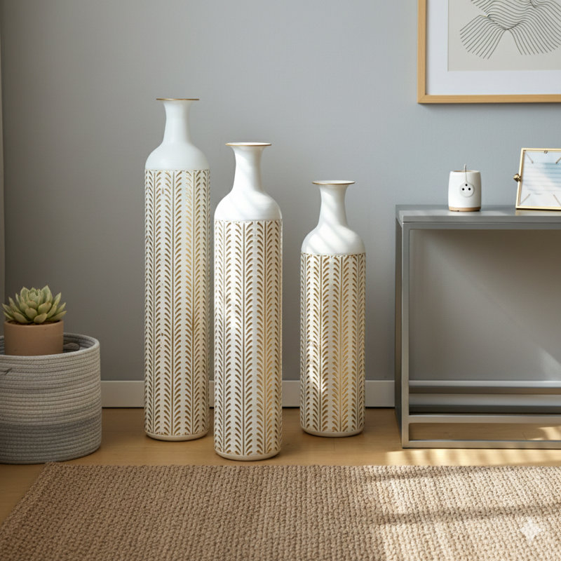 Un ensemble de trois vases de plancher de style moderne en métal blanc. Ces grands vases émaillés offrent un magnifique décor décoratif pour la maison.