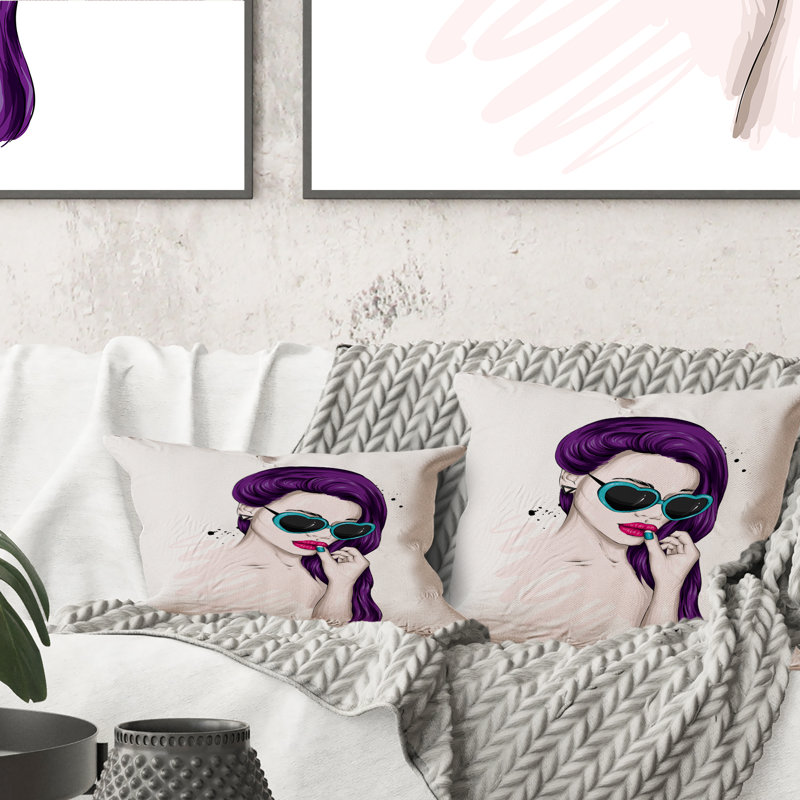 Fille avec des cheveux mauves et des lunettes de soleil bleues - Coussin décoratif imprimé moderne