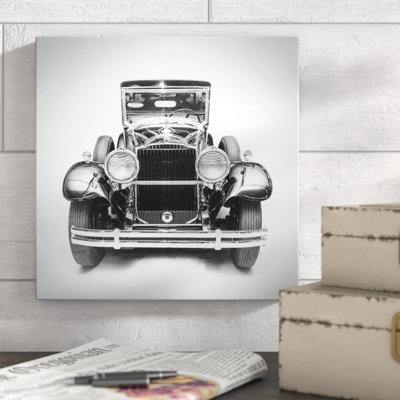 «Vintage Car On White Whole», reproduction sur toile