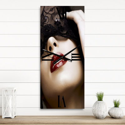 Portrait de femme moderne avec masque horloge murale