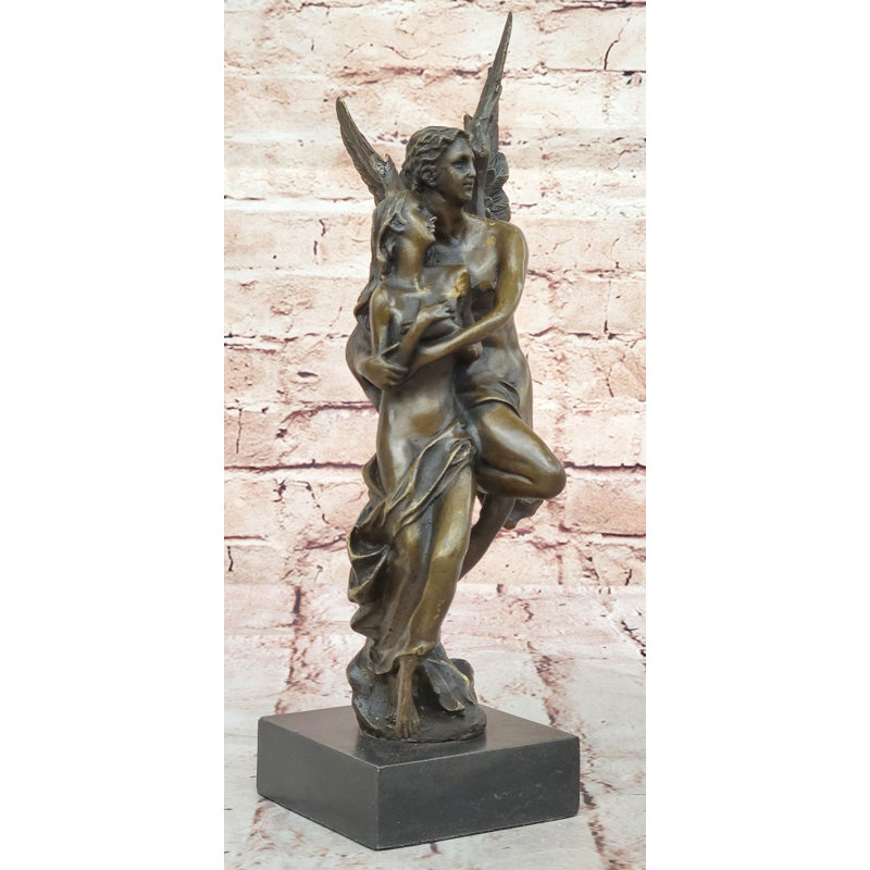 Statue en bronze représentant un ange portant une femme - Eros et psyché romantiques