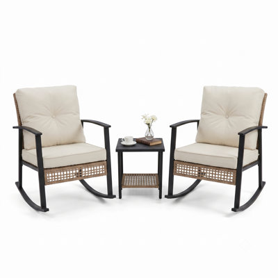 Ensemble de mobilier de jardin en résine tressée 3 pièces, comprenant des chaises berçantes, une table d'appoint et des coussins résistants à l'eau, idéal pour véranda, terrasse, jardin et balcon. Couleur gris et beige.