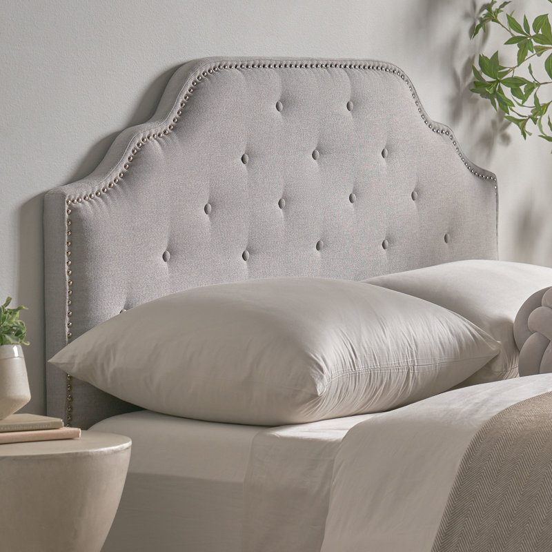 Grand lit et tête de lit double gris - Style moderne avec capitonnage à boutons et détails cloutés attrayants Assemblage recouvert de tissu enchanteur