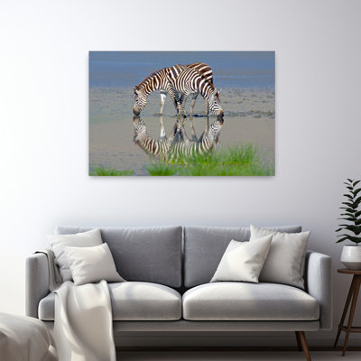Deux zèbres Equus Burchelli Chapmani buvant de l'eau à partir d'une zone de conservation du lac Nhorongoro, région d'Arusha, Tanzanie, Afrique, art zébré contemporain