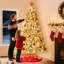 Arbre de Noël artificiel enneigé 9 pi avec lumières blanches chaudes, branches enneigées réalistes, charnières en métal et support pliable pour la maison ou le bureau-1250190800