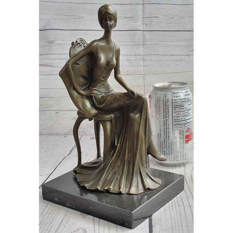 Figurine Frederica, une jeune fille assise sur une chaise