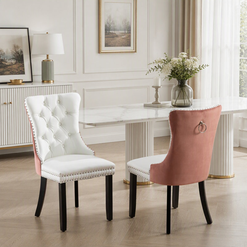 Ensemble de 2 chaises de salle à manger haut de gamme Nikki Collection, capitonnées, en bois massif, revêtues de PU et de velours, pieds en bois et garniture cloutée.