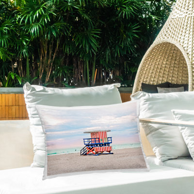 Coussin d'extérieur Patriotic Lifeguard Hut Design par Seven Trees Design