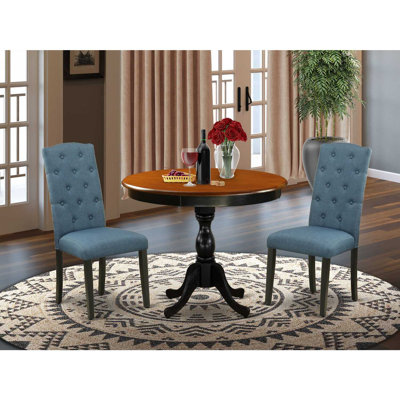 Cet ensemble de salle à manger 3 pièces se compose d'une table de salle à manger et de 2 chaises de salle à manger en lin bleu avec dossier capitonné - finition noire