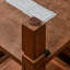 Table d'appoint / table de chevet classique classique avec plateau en placage à motif en X et tablette inférieure