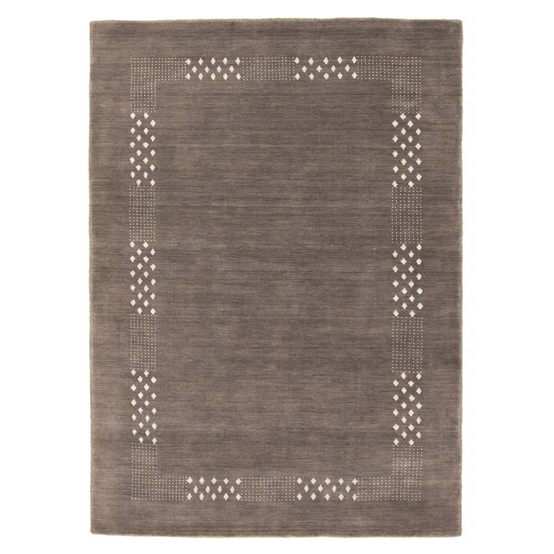 Les tapis Gabbeh sont fabriqués à la main avec des poils très hauts et des motifs très simples et stylisés.