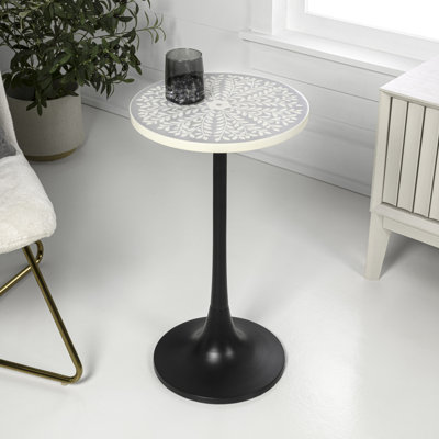 Table d'appoint ronde bohémienne 25 po Nysha, plateau mandala floral gris et blanc avec base piédestal noire