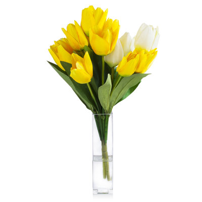Fleur de tulipe artificielle dans un vase
