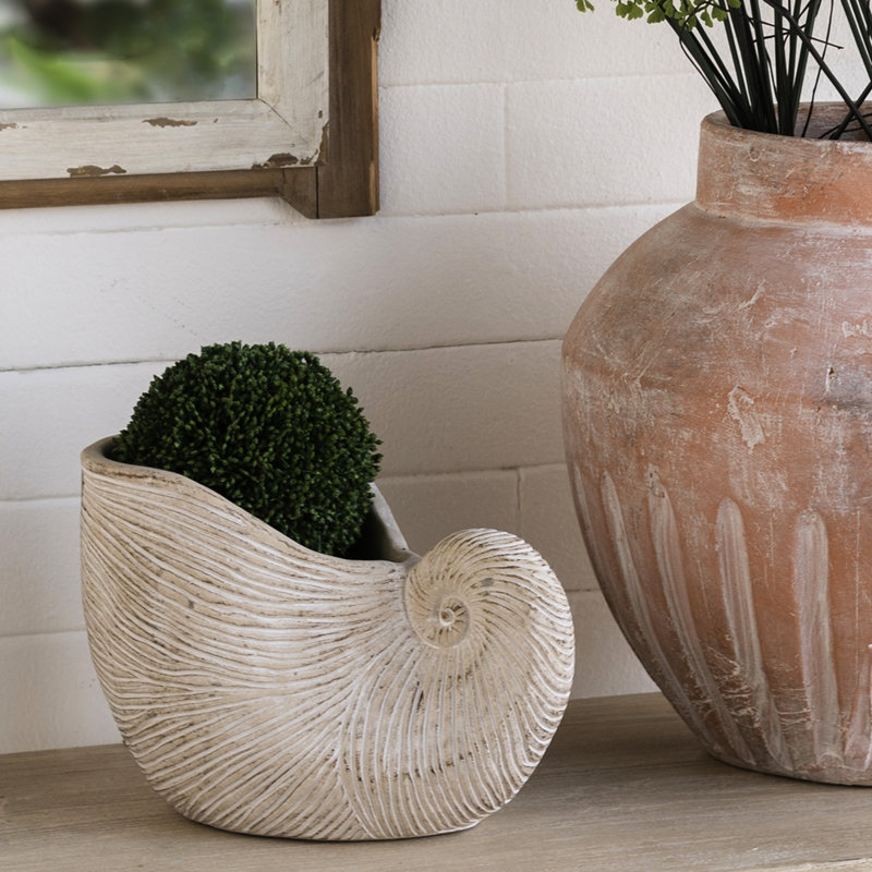 Pot de fleurs en ciment sable de 21,6 x 14 x 16 cm avec surface texturée beige, idéal pour exposer des objets décoratifs. Finition et pot de fleurs qui s'harmonisent avec les intérieurs scandinaves.
