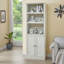 Étagère de rangement rustique blanche avec 3 tablettes ouvertes et 1 porte pour le port de l'armoire dans la décoration de la chambre d'amis