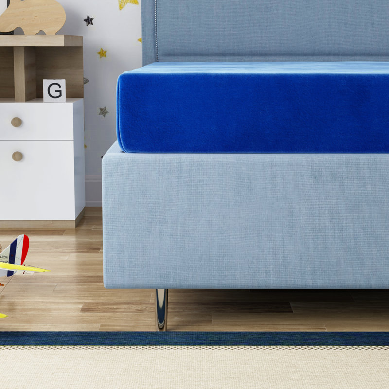Matelas bleu 7 po avec housse résistante à l'eau, Lit simple