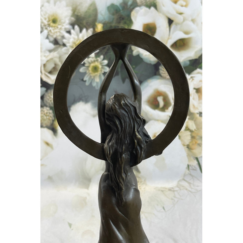 Sculpture fille O'Hara Gaia tenant une lune devant le soleil