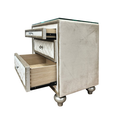 Table de chevet beige en velours avec trois tiroirs spacieux et une façade texturée