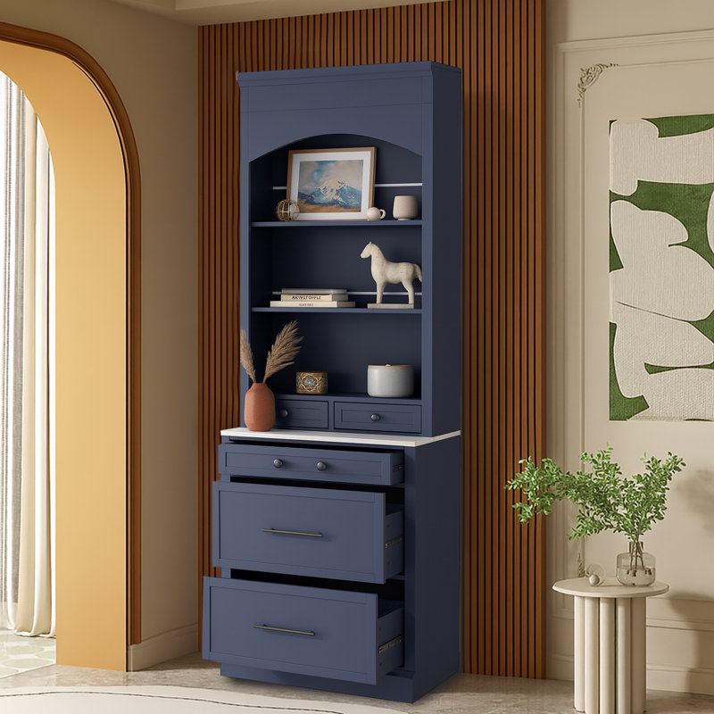 Grand garde-manger avec rangement ouvert pour la salle de bain avec tablettes ouvertes, tiroirs et comptoir en faux marbre pour la salle à manger ou la cuisine