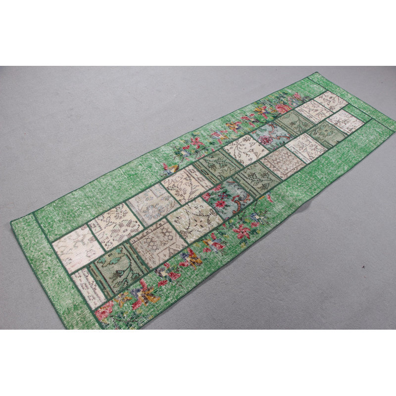 Tapis de couloir en patchwork turc fait à la main en vert neutre Oushak pour les couloirs et les entrées élégants